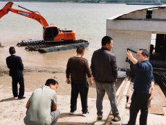 武汉水务：取水口清淤行动全力守护国庆期间供